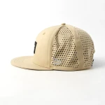 casquette trucker 6 panneaux en tissu fonctionnel avec patch en caoutchouc et perforation laser - View 10