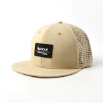 casquette trucker 6 panneaux en tissu fonctionnel avec patch en caoutchouc et perforation laser - View 2