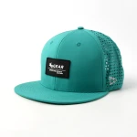 casquette trucker 6 panneaux en tissu fonctionnel avec patch en caoutchouc et perforation laser - View 4